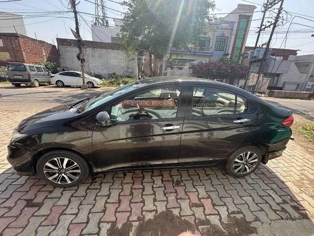 https://images10.gaadi.com/usedcar_image/4519060/original/processed_fd303e11-e729-42ec-85f4-a328f31a96e4.jpeg?imwidth=6402