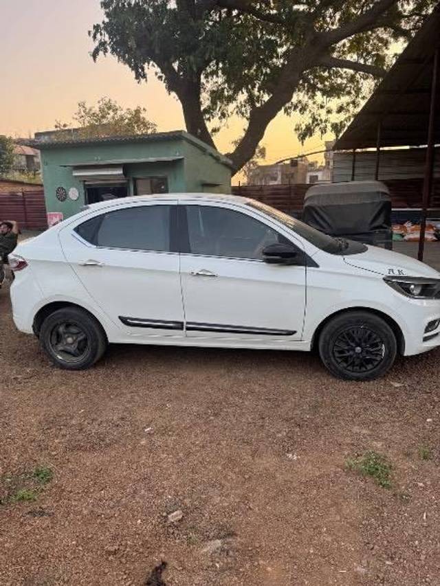 https://images10.gaadi.com/usedcar_image/4519067/original/processed_5f831a51-bf2b-4a60-8fb3-9b2f47c836ba.jpeg?imwidth=6401