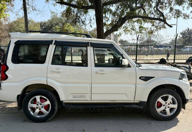 https://images10.gaadi.com/usedcar_image/4519168/original/processed_0ba972952374456b7919ef7ccd8ed3f6.jpg?imwidth=6401