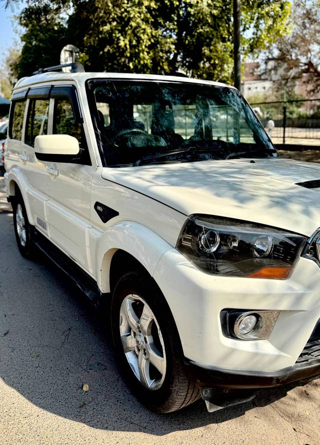 https://images10.gaadi.com/usedcar_image/4519168/original/processed_2f9b45d86df09cbf5ad7466cefaaf6c5.jpg?imwidth=6400