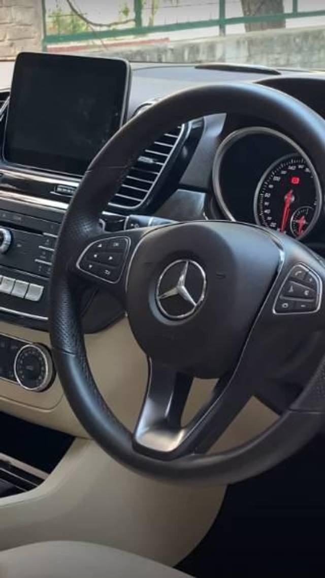 https://images10.gaadi.com/usedcar_image/4519284/original/processed_8821c57b-d0ed-44fd-bf24-fef0d38f98f9.jpg?imwidth=6402