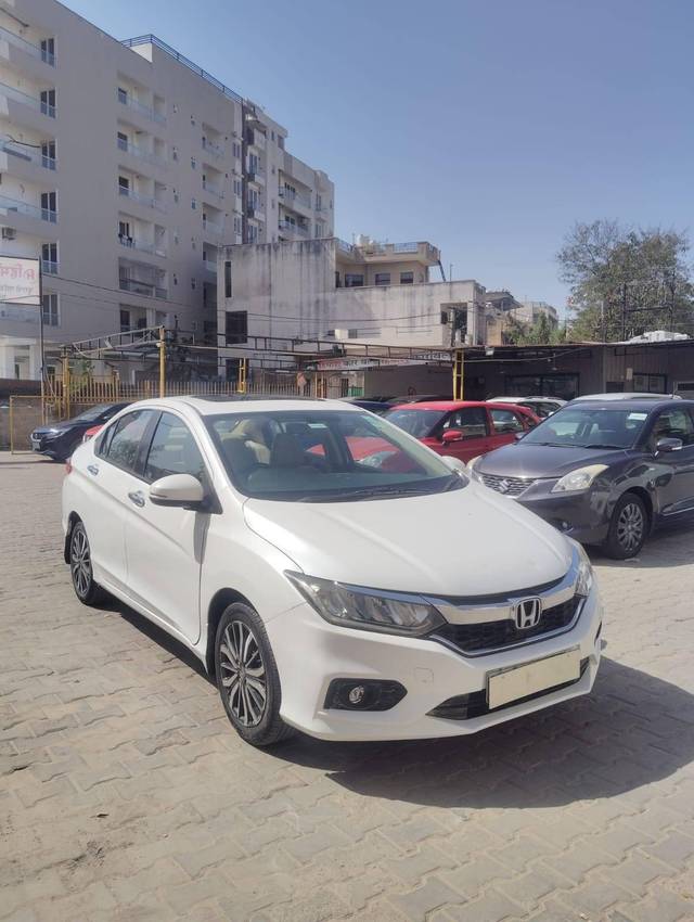 https://images10.gaadi.com/usedcar_image/4519377/original/processed_7d2fefe1fce2cff3a2328c23df348b06.jpg?imwidth=6400