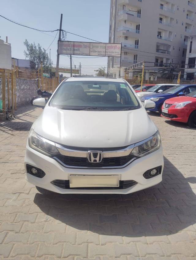 https://images10.gaadi.com/usedcar_image/4519377/original/processed_a9a1179130c0f0e917b46b3ed953f395.jpg?imwidth=6402