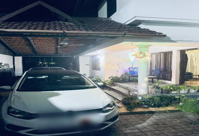 https://images10.gaadi.com/usedcar_image/4519446/original/bfbd2bef-8956-4a49-b24f-778781d29223.?imwidth=6400