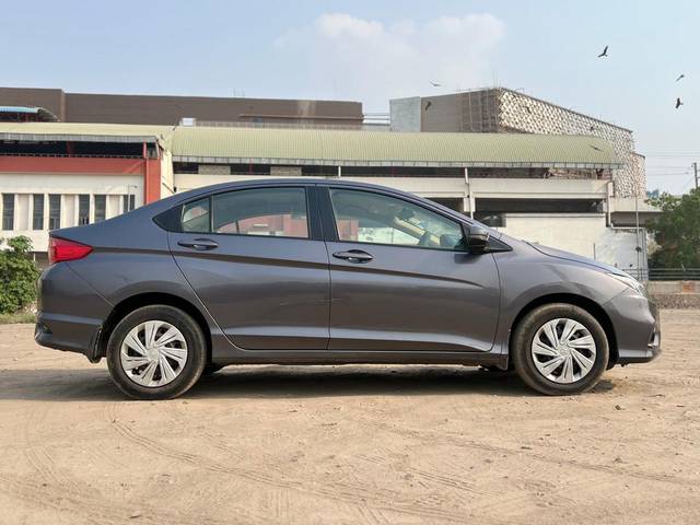https://images10.gaadi.com/usedcar_image/4519476/original/31818b9424461dc83b49d2b100e50974.jpg?imwidth=6401