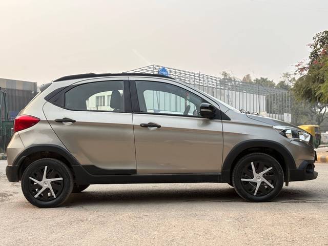 https://images10.gaadi.com/usedcar_image/4519511/original/processed_79a1c200ed89680ad0c44a8f4d52ec82.jpg?imwidth=6401