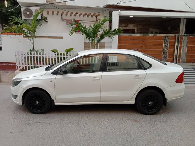 https://images10.gaadi.com/usedcar_image/4519514/original/99faa3b68ff8bf5ed0e7847231e6b84d.jpg?imwidth=6402