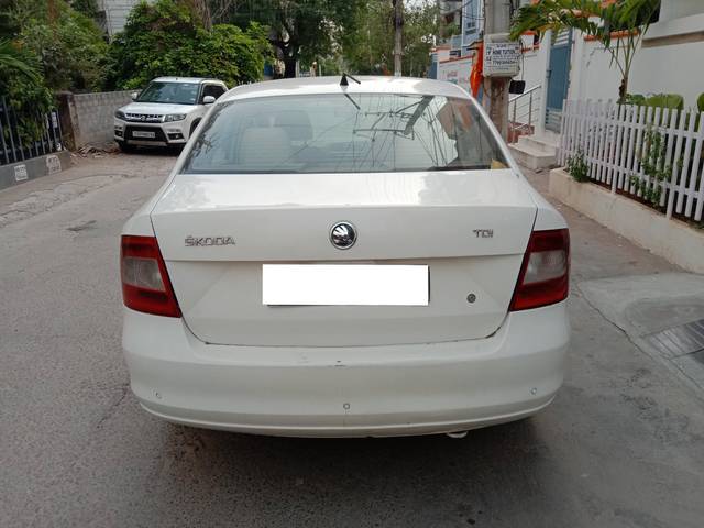 https://images10.gaadi.com/usedcar_image/4519514/original/processed_43a7cf6e21df540a96218d6899cc47cc.jpg?imwidth=6401