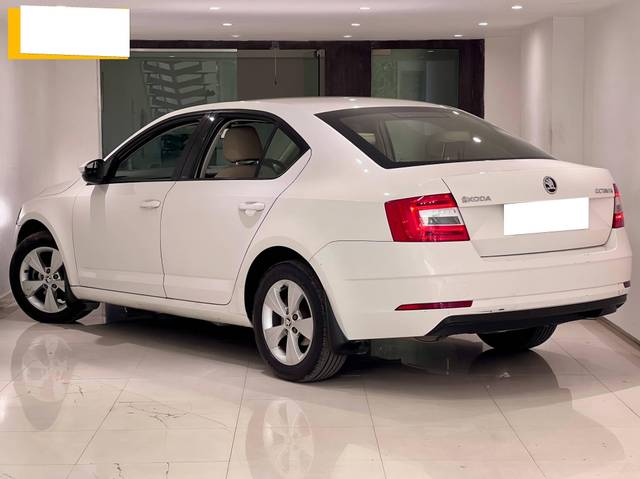 https://images10.gaadi.com/usedcar_image/4519570/original/processed_64c875ddd0b1dc8b4c1dfd1337df1fed.jpeg?imwidth=6402