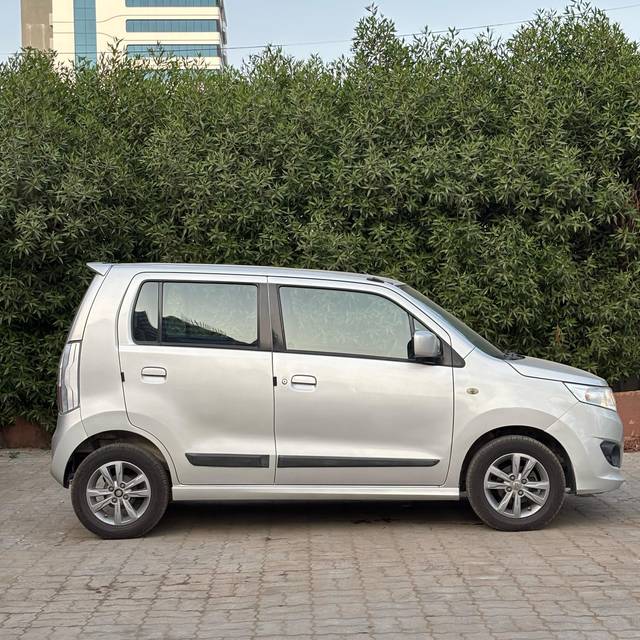 https://images10.gaadi.com/usedcar_image/4519577/original/f23956aecf5e252eb42f1bfef69ccc26.jpg?imwidth=6401