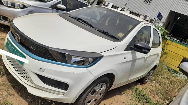 https://images10.gaadi.com/usedcar_image/4519588/original/processed_8bda76255bf964f8ed1ae3e5c72d14d6.jpg?imwidth=6400