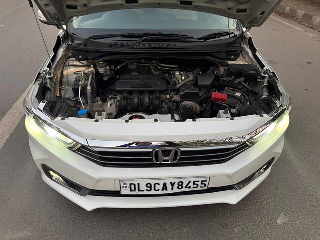 https://images10.gaadi.com/usedcar_image/4519599/original/f4bf948a8a0ae6c080fd51dd8aa546f1.jpg?imwidth=6402