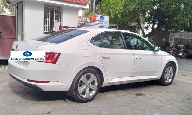 https://images10.gaadi.com/usedcar_image/4519608/original/processed_6ad96eee9334549935c80d8df2f62e00.jpg?imwidth=6402