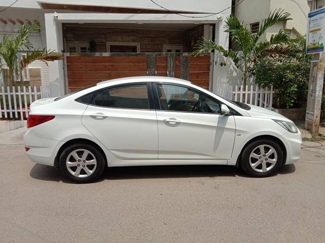 https://images10.gaadi.com/usedcar_image/4519611/original/2d62523f86cd161fc08c84decdf05a8f.jpg?imwidth=6402