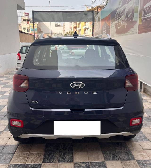 https://images10.gaadi.com/usedcar_image/4519616/original/processed_886adb8a087e30ffc011ca7a07b845a7.jpg?imwidth=6401