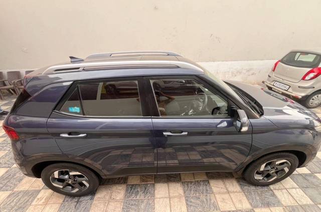 https://images10.gaadi.com/usedcar_image/4519616/original/processed_eba2981824459e429bc78d13ee2cbadb.jpg?imwidth=6402