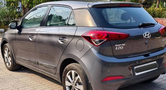 https://images10.gaadi.com/usedcar_image/4519622/original/705fee3d7d90f82c83aae131f1db2614.jpg?imwidth=6400