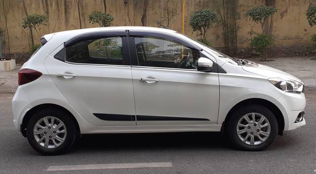 https://images10.gaadi.com/usedcar_image/4519680/original/1e37fb31ef33076d6aadd3c5225568ed.jpg?imwidth=6401