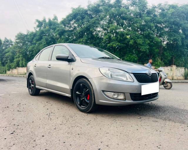 https://images10.gaadi.com/usedcar_image/4519753/original/processed_9adff12a506997df17b40be3a3b266bc.jpg?imwidth=6400
