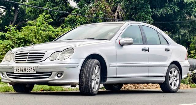 https://images10.gaadi.com/usedcar_image/4519784/original/1f2c51136914148fd5bf02cd2761a922.jpg?imwidth=6402