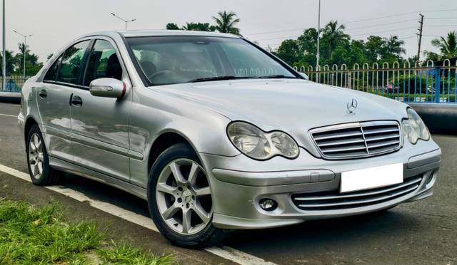 https://images10.gaadi.com/usedcar_image/4519784/original/processed_573d95951333f2904ec82e2fb6f2efb0.jpg?imwidth=6400