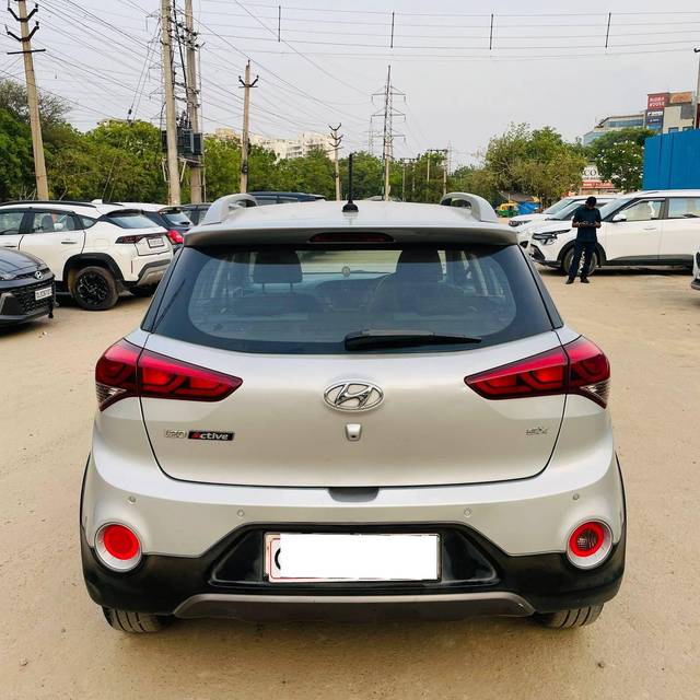 https://images10.gaadi.com/usedcar_image/4519871/original/processed_d210f6919c1708aa9ea68863bfa297dc.jpg?imwidth=6402