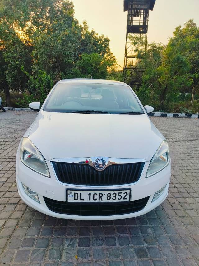 https://images10.gaadi.com/usedcar_image/4519901/original/b3fc82aaf557db787ee554dedc078110.jpg?imwidth=6400