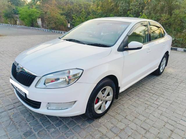 https://images10.gaadi.com/usedcar_image/4519901/original/processed_3cb281cf6a39e4f01f3dcfea9d7699e0.jpg?imwidth=6400