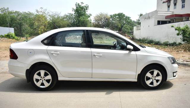 https://images10.gaadi.com/usedcar_image/4519953/original/53bc5489a93cbc530d249bfe5dda3001.jpg?imwidth=6401