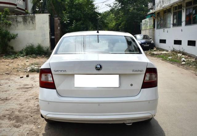 https://images10.gaadi.com/usedcar_image/4519953/original/processed_5e881d907d51f2c3cae008285a250a5b.jpg?imwidth=6402