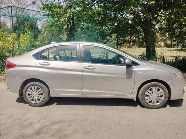 https://images10.gaadi.com/usedcar_image/4519990/original/955b28212c4d960a7dbbf039bc26a790.jpg?imwidth=6401
