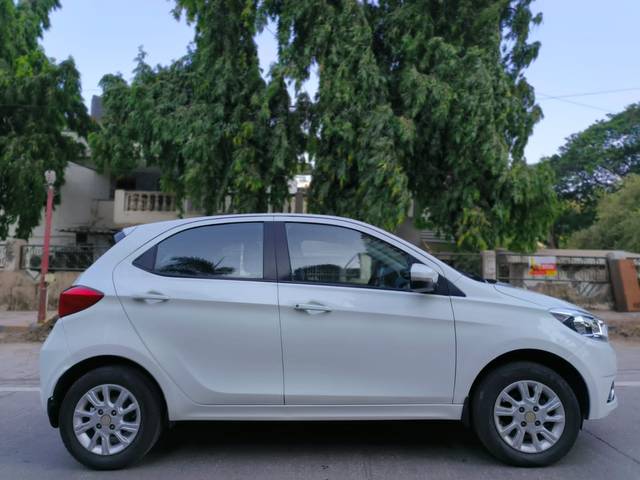 https://images10.gaadi.com/usedcar_image/4520010/original/40260ae4dfac62c83f3ed879421045c2.jpg?imwidth=6401