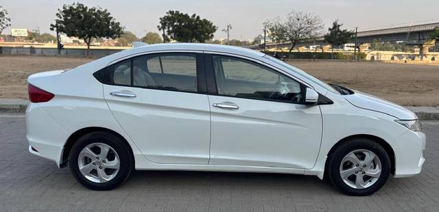 https://images10.gaadi.com/usedcar_image/4520032/original/71d355c3eb825c47991007f3e1561046.jpg?imwidth=6401