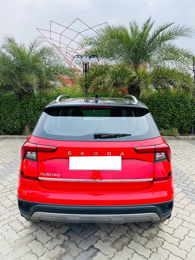 https://images10.gaadi.com/usedcar_image/4520057/original/processed_f3f7a98abe7ab947cac34930f553c90c.jpg?imwidth=6402