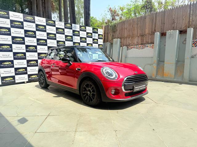 https://images10.gaadi.com/usedcar_image/4520078/original/processed_95b9a046d0931bdb06532ec9118bc517.jpg?imwidth=6400
