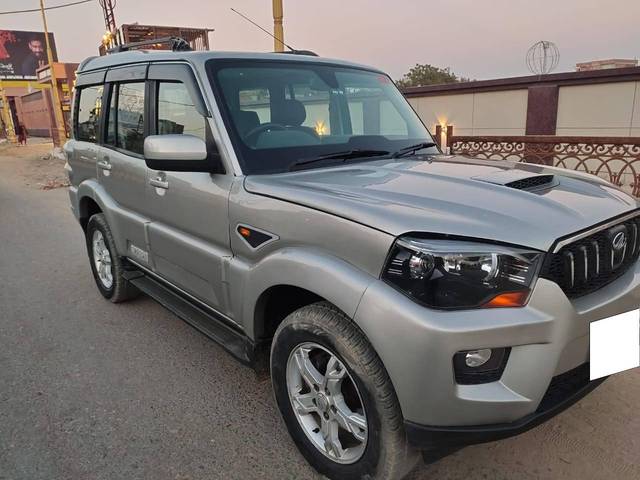 https://images10.gaadi.com/usedcar_image/4520079/original/processed_9a28621e10ff7a7e5fb1a8d5b3f939b4.jpg?imwidth=6400