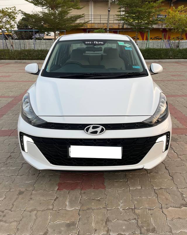 https://images10.gaadi.com/usedcar_image/4520101/original/processed_d31a5b04-61ab-4315-aade-d8d94a873b25.jpg?imwidth=6400
