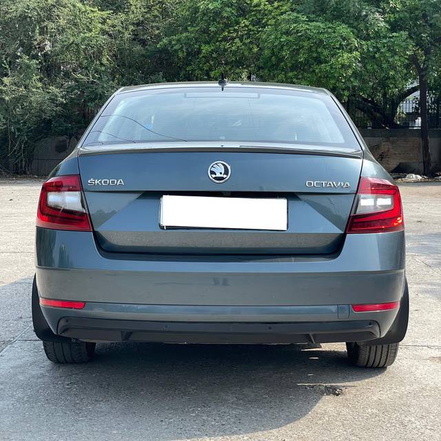 https://images10.gaadi.com/usedcar_image/4520141/original/processed_f392ef620c4efc512106bd0cc231371d.jpg?imwidth=6402