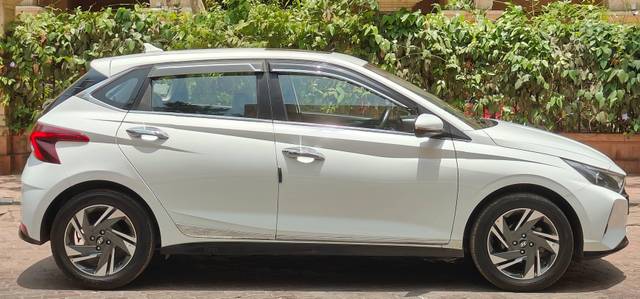 https://images10.gaadi.com/usedcar_image/4520151/original/processed_e0fc28477bf2ede7d3c93ec1b3478b9d.jpg?imwidth=6401