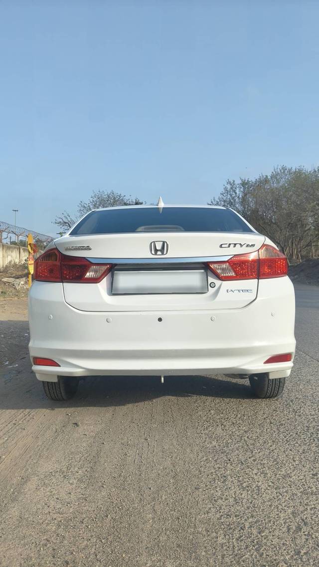 https://images10.gaadi.com/usedcar_image/4520216/original/processed_04af2ab855b3d57ee0806bf81cfa6a69.jpg?imwidth=6402
