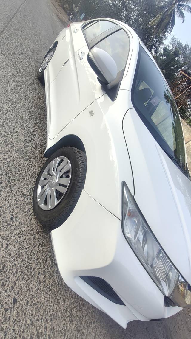 https://images10.gaadi.com/usedcar_image/4520216/original/processed_8379b3d638c50bb17fb9958c8158d3e0.jpg?imwidth=6400