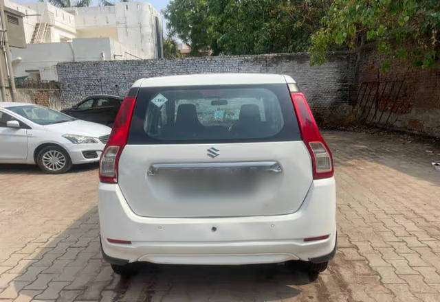 https://images10.gaadi.com/usedcar_image/4520228/original/9dcbb0c5-6262-479a-a773-afa35db960b4.?imwidth=6401