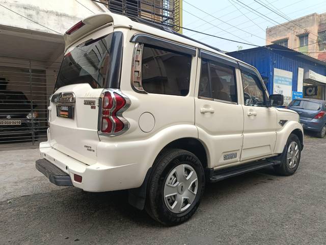 https://images10.gaadi.com/usedcar_image/4520237/original/processed_cef5d7087eaf39645864b2c1e6f9a8eb.jpg?imwidth=6401