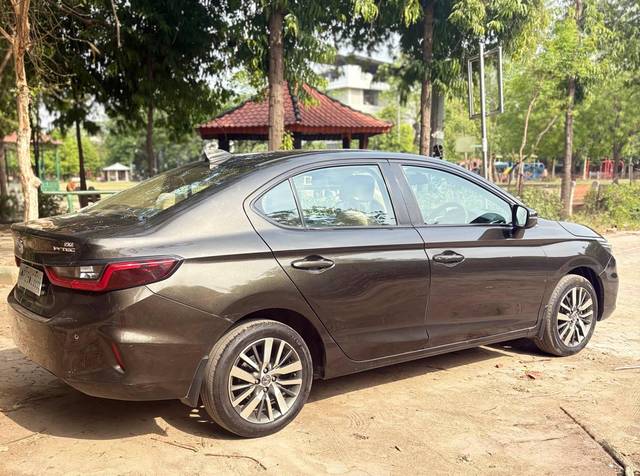 https://images10.gaadi.com/usedcar_image/4520253/original/processed_60a6ac92-21a2-474e-8a6a-9768c6b865c8.jpg?imwidth=6401