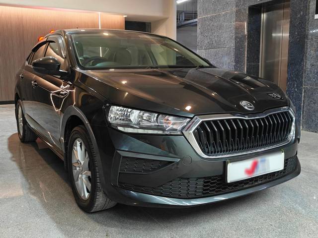 https://images10.gaadi.com/usedcar_image/4520266/original/processed_cf6530a56a9ecf179c0351e8dd3295a6.jpg?imwidth=6400