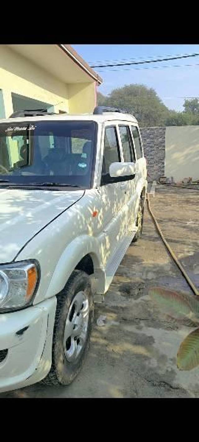 https://images10.gaadi.com/usedcar_image/4520299/original/processed_d16d1403-599a-4121-9561-20da81f8b8c3.jpg?imwidth=6402
