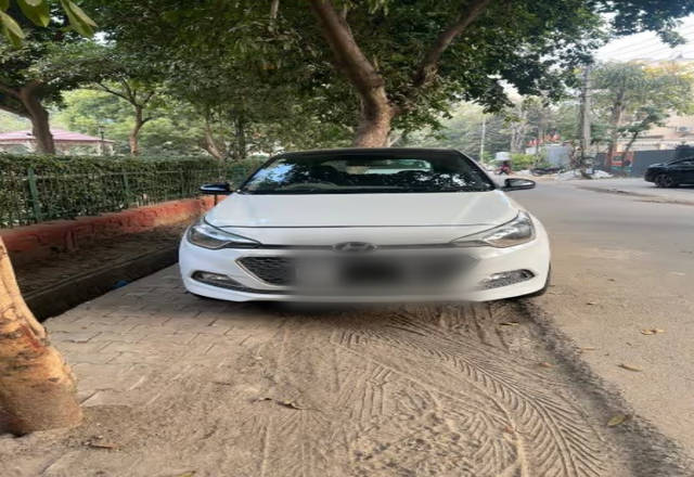https://images10.gaadi.com/usedcar_image/4520360/original/de88a98f-713c-4c61-b224-7ab066c597d3.?imwidth=6400