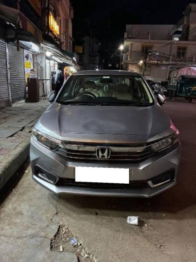 https://images10.gaadi.com/usedcar_image/4520434/original/processed_7c179898-04e3-4ae2-aada-b47eac2c2412.jpeg?imwidth=6400