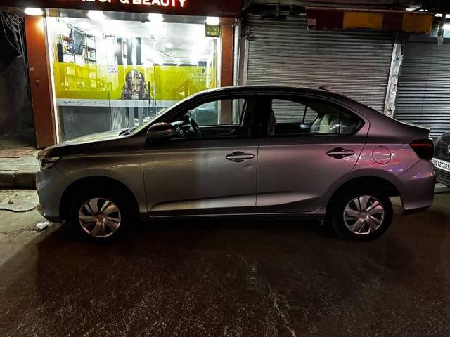 https://images10.gaadi.com/usedcar_image/4520434/original/processed_bff26b3b-ecc0-4faf-9b0d-4a2da067c23f.jpeg?imwidth=6402