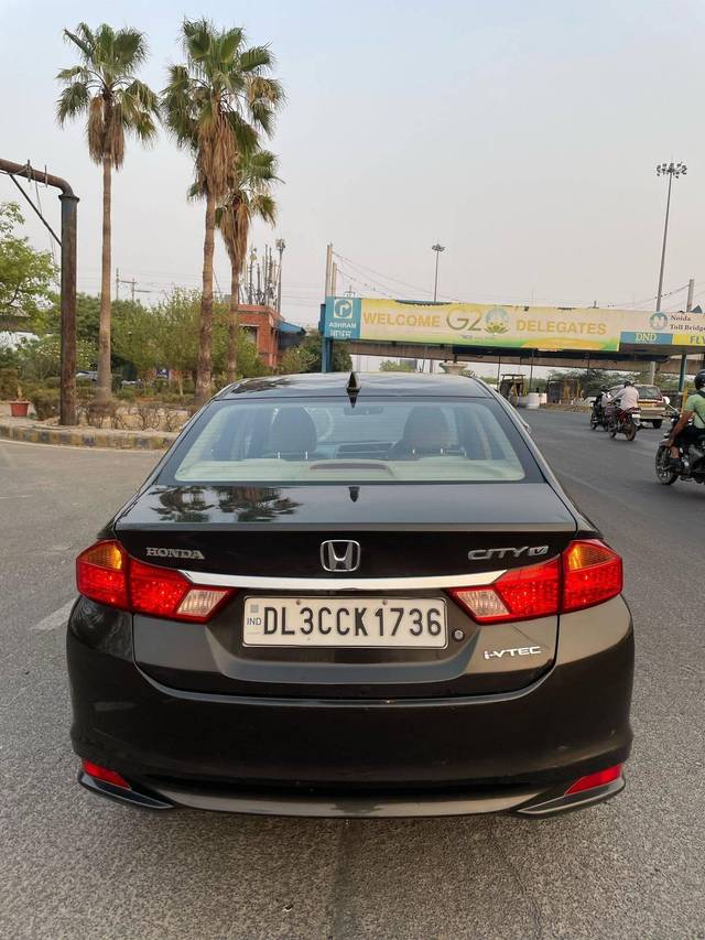https://images10.gaadi.com/usedcar_image/4520468/original/processed_5cb599e2f03115519fa356b8661ae4f0.jpg?imwidth=6402